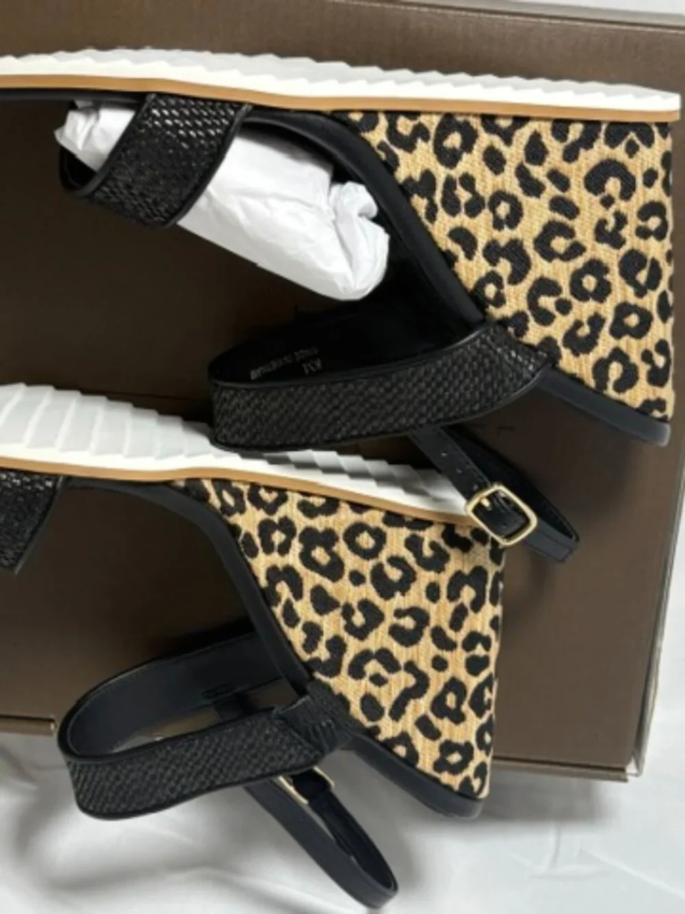 NEW IN BOX-NEVER WORN! Linea Paolo Wedge Sandals / SIZE 8
